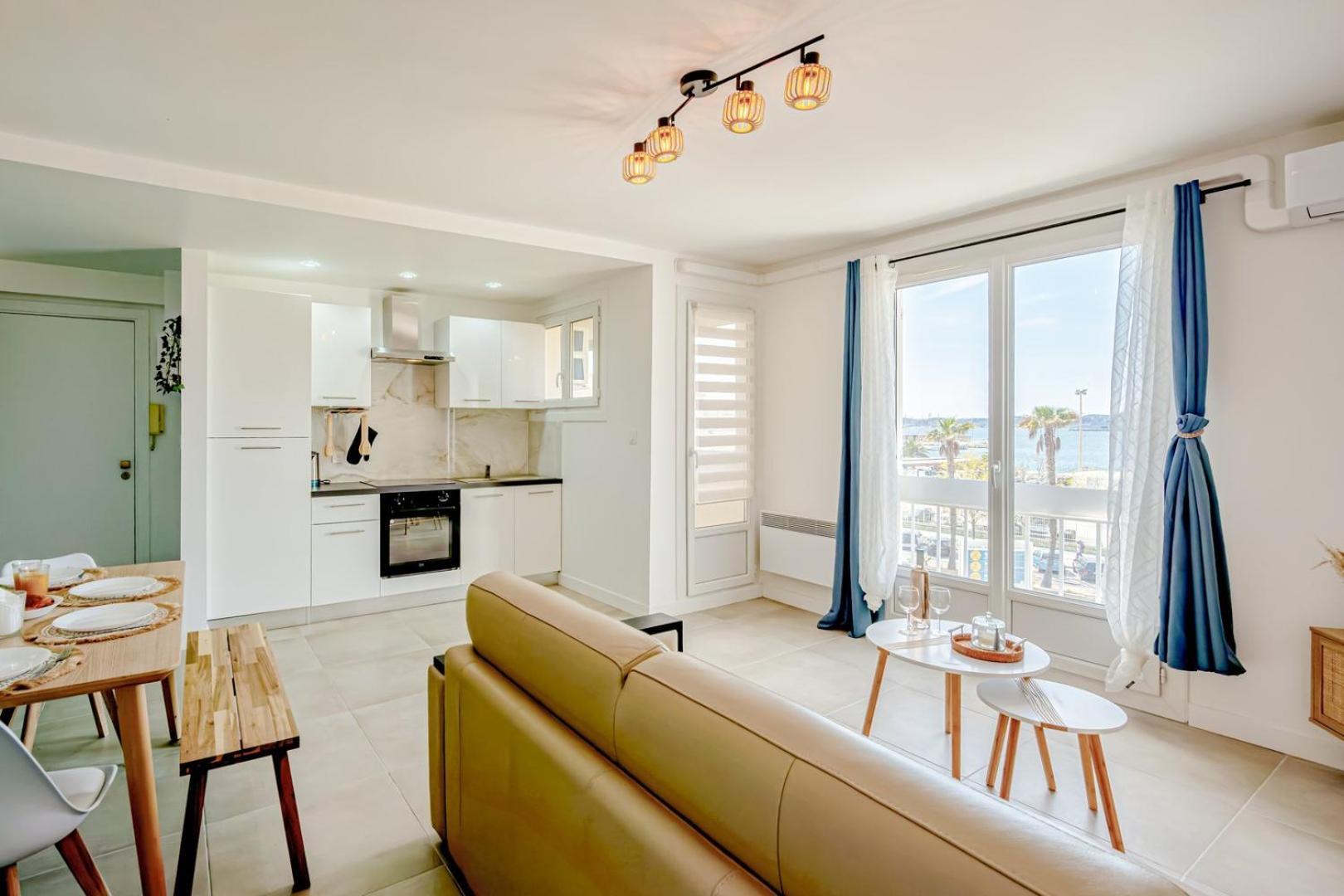 Air-conditioned - Sea View Port Apartment